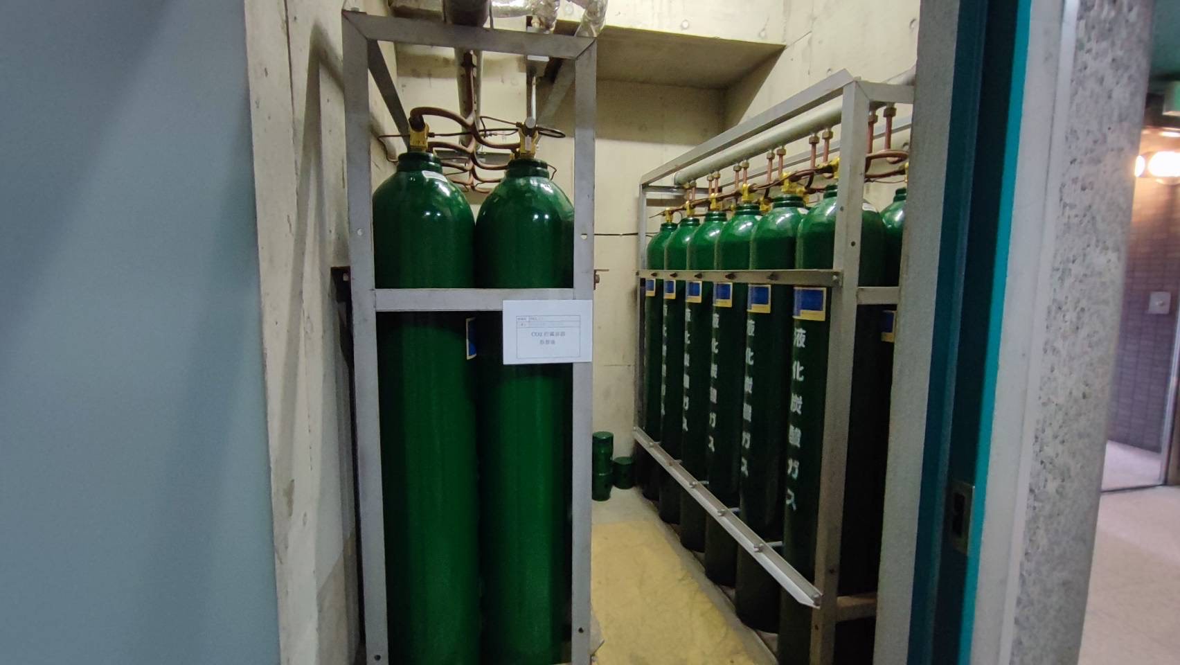 不活性ガス消火設備貯蔵容器取替工事の画像