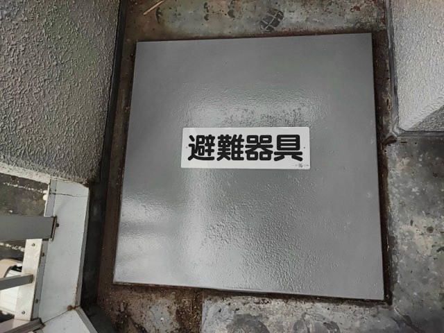 固定はしご用避難ハッチ塗装の画像